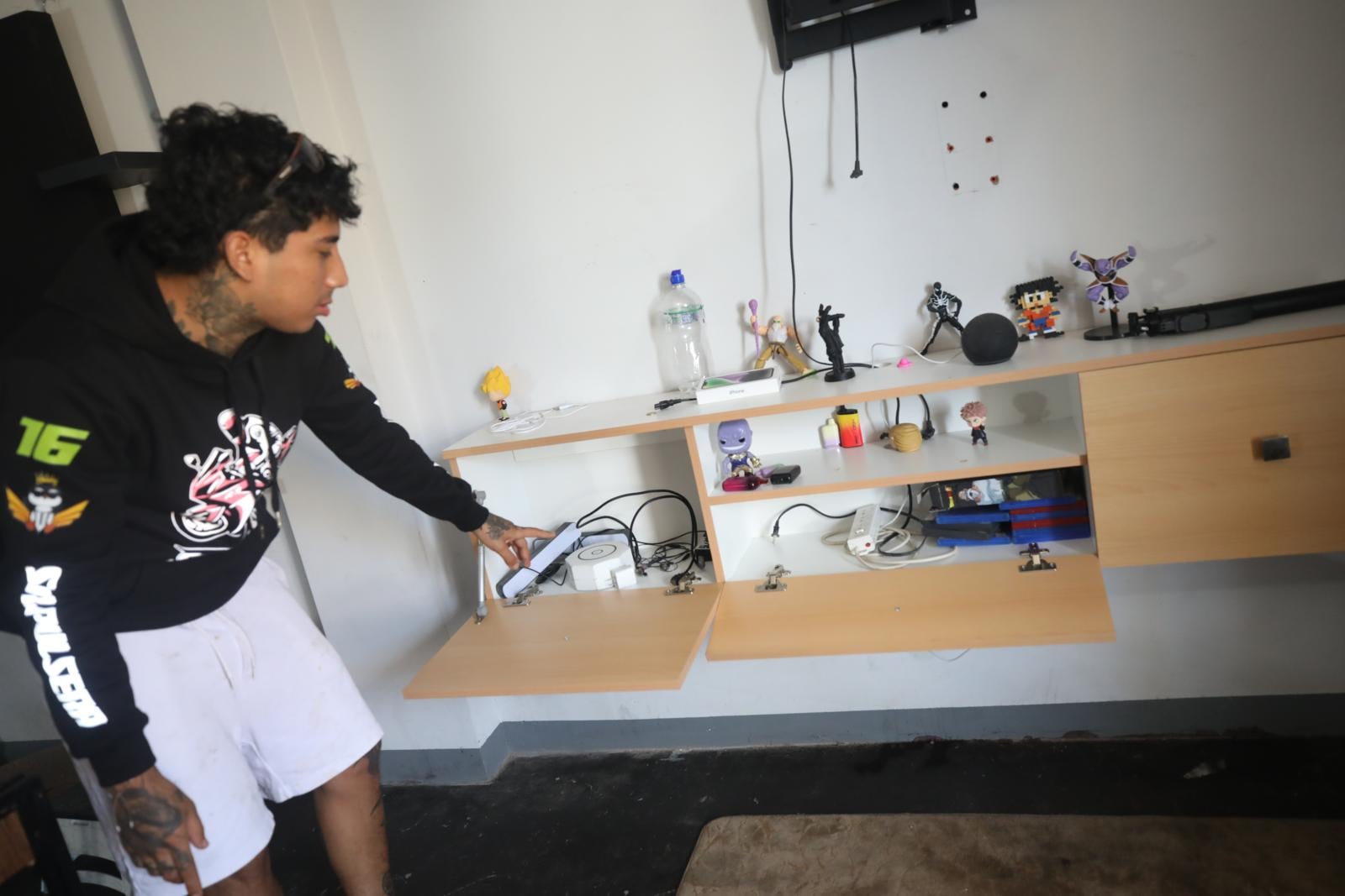 Otros implementos como cargadores también se llevaron los delincuentes. | Foto: Diana Marcelo / Diario Trome