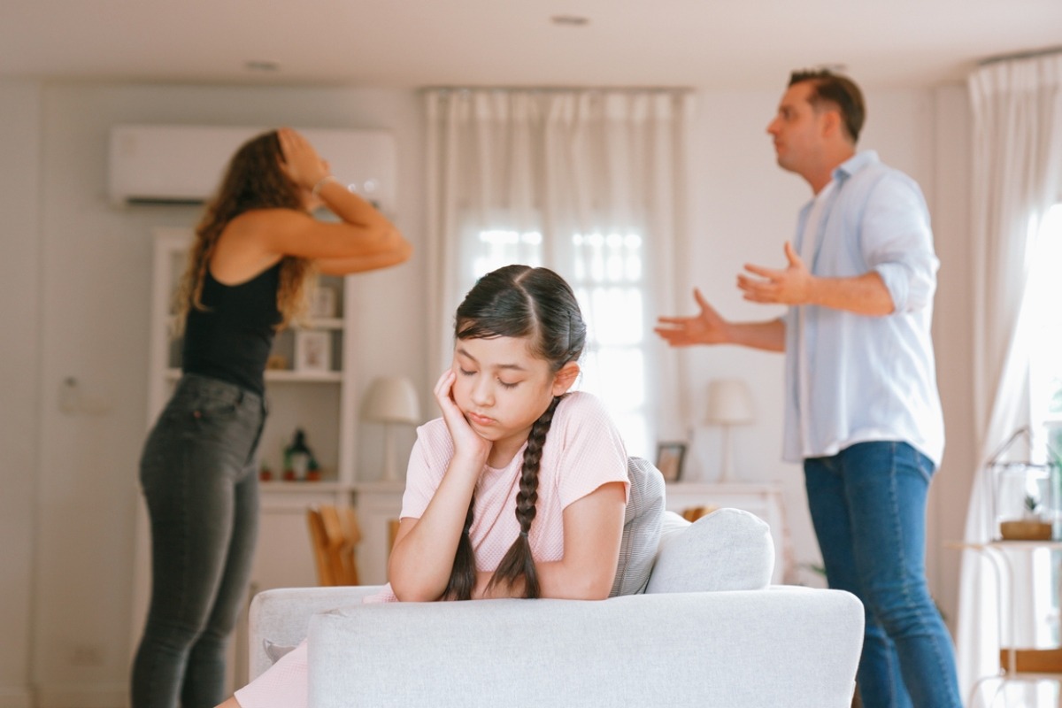 La violencia en el hogar afecta la salud mental infantil y puede generar ansiedad y repetir patrones de violencia en la adultez, advierte experta. Foto: Istock.