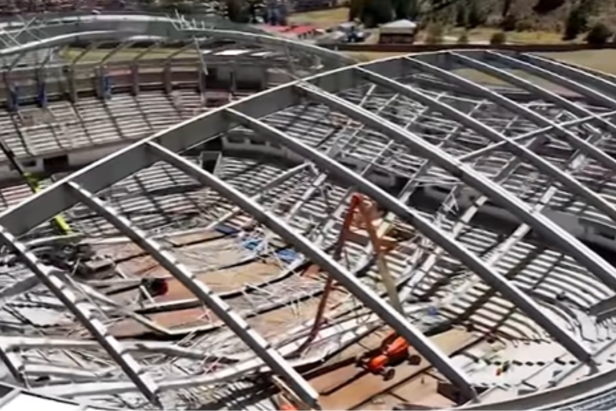 Estructura de Coliseo de Salcedo se desploma sobre obreros en Juliaca