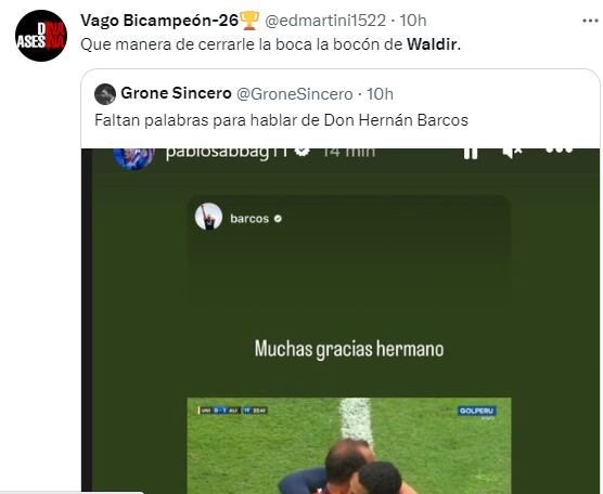 Hinchas dedicaron abrazo de Sabbag Y Barcos a Waldir Sáenz. Foto: Captura.