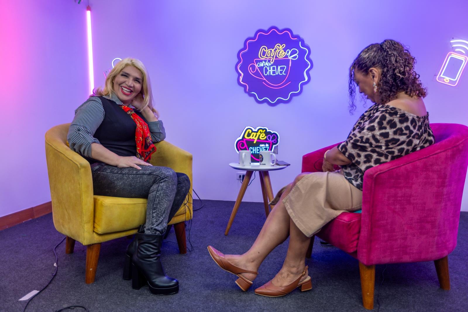 Lucy Cabrera en el Café con la Chevez. Foto: @Photo.Gec