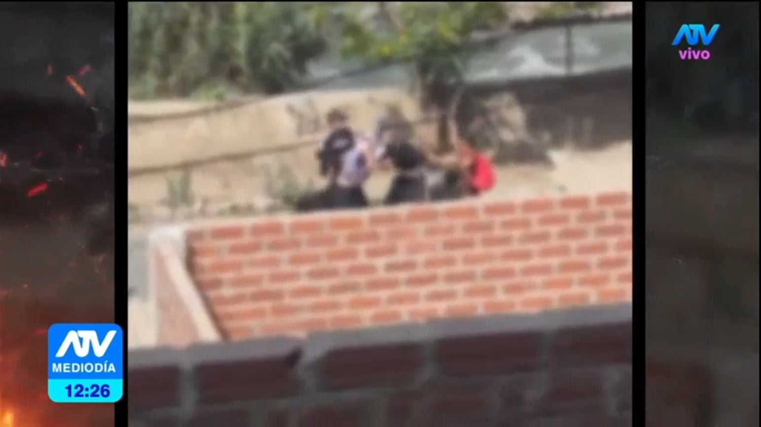 Salvaje ataque de barristas en Chosica. Foto: ATV
