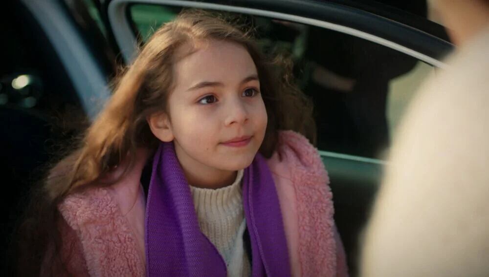 Sengül traiciona a su familia y da en adopción a la pequeña Emel en la telenovela turca "Hermanos" (Foto: NG Medya)