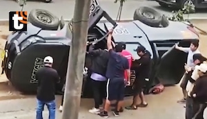 ¡Patrullero PNP terminó volcado en plena avenida! Aparatoso accidente movilizó a vecinos y policías en San Juan de Miraflores