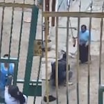 ¡Justicia popular en Ate! Vecinos persiguen, atrapan, golpean y amarran a ladrón a un poste tras robar un celular