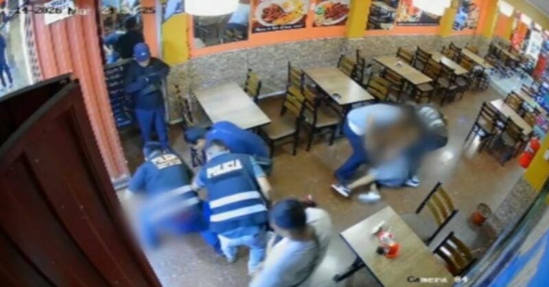 Menores fueron detenidos en pollería que iban a extorsionar.