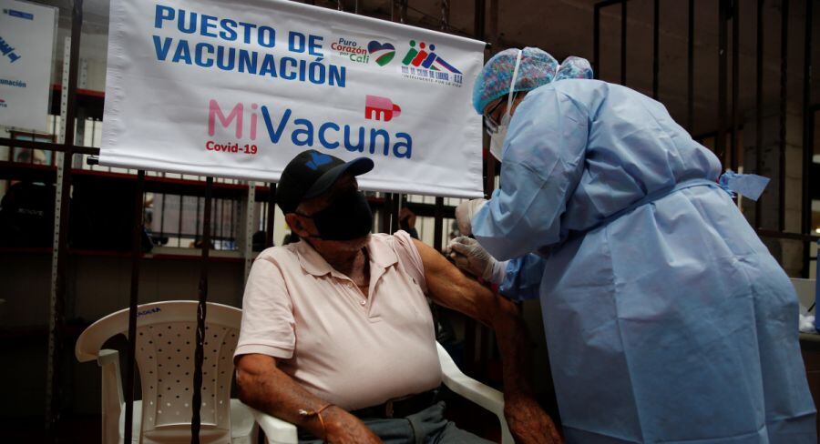 En otros países ya están inmunizando contra el COVID-19. Aquí, un adulto mayor de 80 años recibió la vacuna contra el coronavirus en el centro de atención Samaritanos de la Calle en Cali, Colombia. (Foto: Ernesto Guzmán Jr. / EFE)