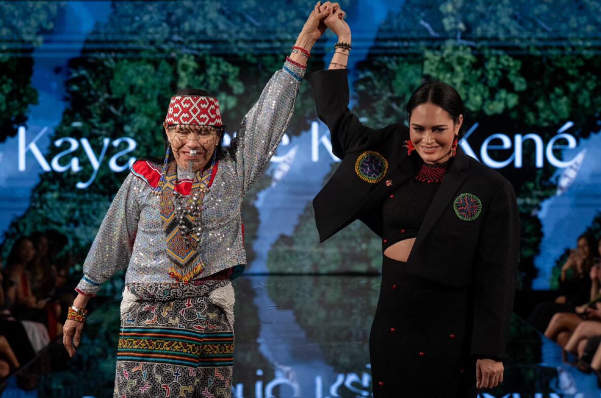 Emotivo momento tuvo Olinda Silvano con su ícaro en Nuew York Fashion Week. Diseñadora Alessandra Durand celebra con ella el orgullo del arte kené. (Entrevista: Isabel Medina / Foto composición: Getty Images/Kené Kaya/ Trome)