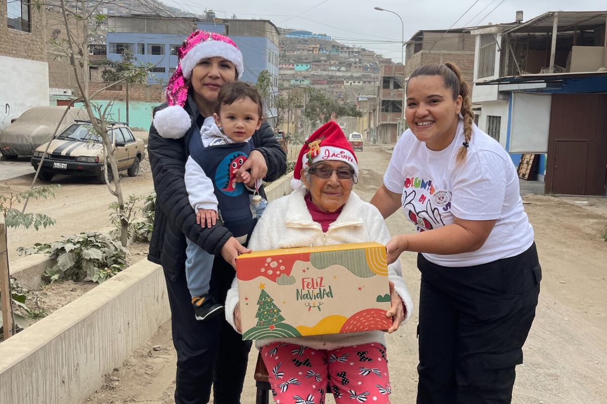 Modelo donó 200 juguetes a niños de Villa María del Triunfo