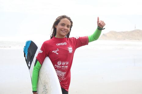 La ‘sirenita’ que corre tabla y declama poemas