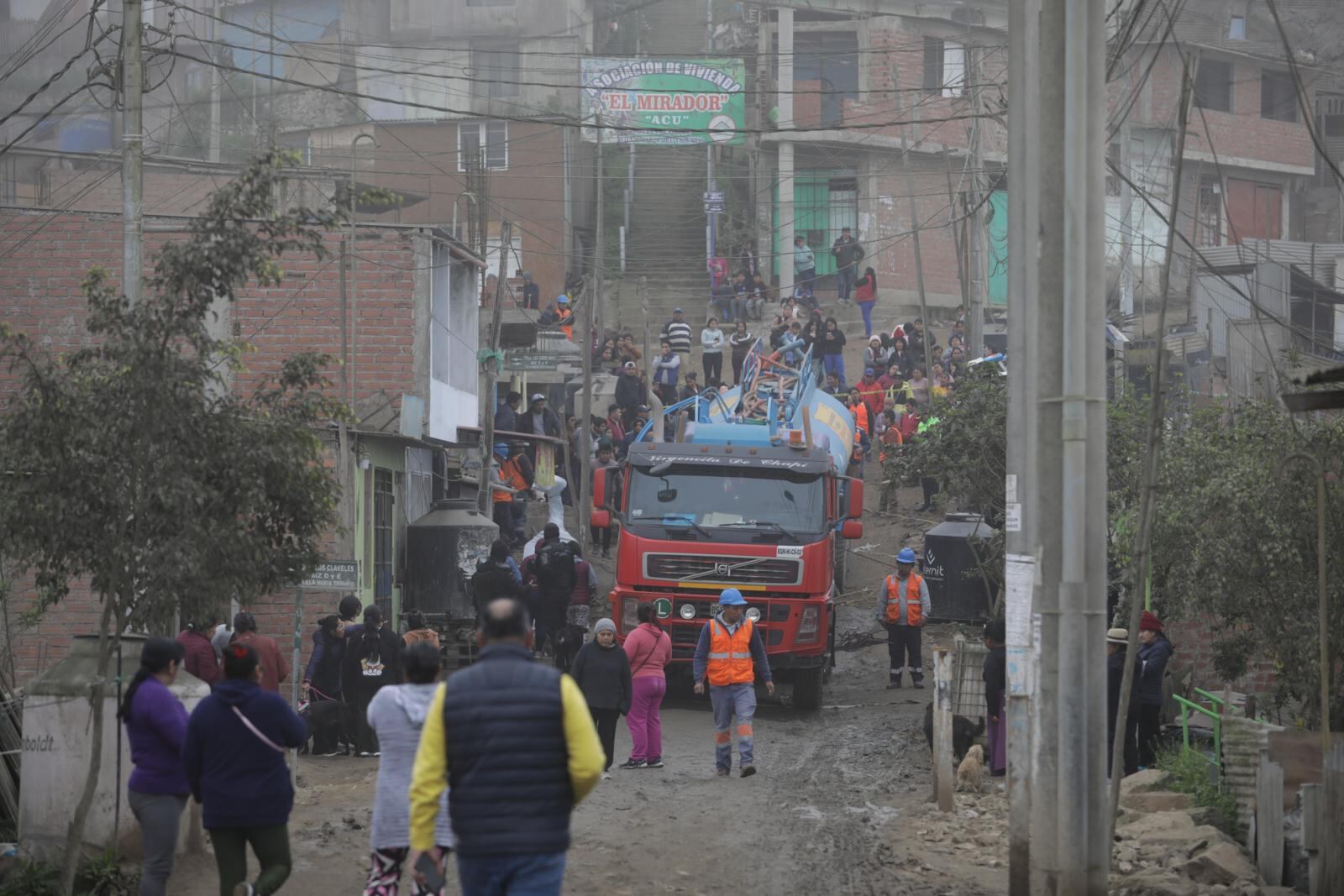 Vecinos auxiliaron en el rescate del menor de siete años. Lo llevaron al hospital. | Foto: Britanie Arroyo / Diario Trome