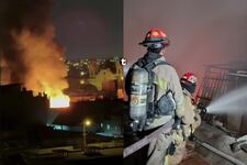 ¡Incendio en el Cercado! Fuego arrasa quinta en jirón Áncash y deja varias familias afectadas