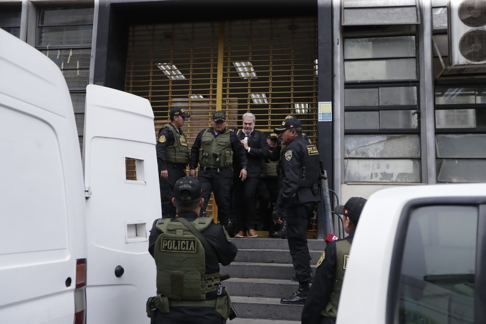 Salida de Mauricio Fernandini y Sada Goray de la carceleta de poder judicial. Foto: Hugo Pérez / @photo.gec