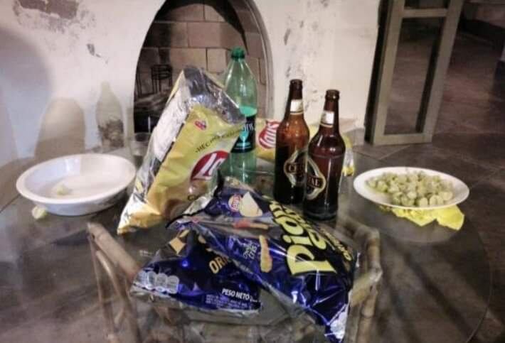 Las pruebas del delito. Los agentes incautaron botellas con cerveza. (GEC)