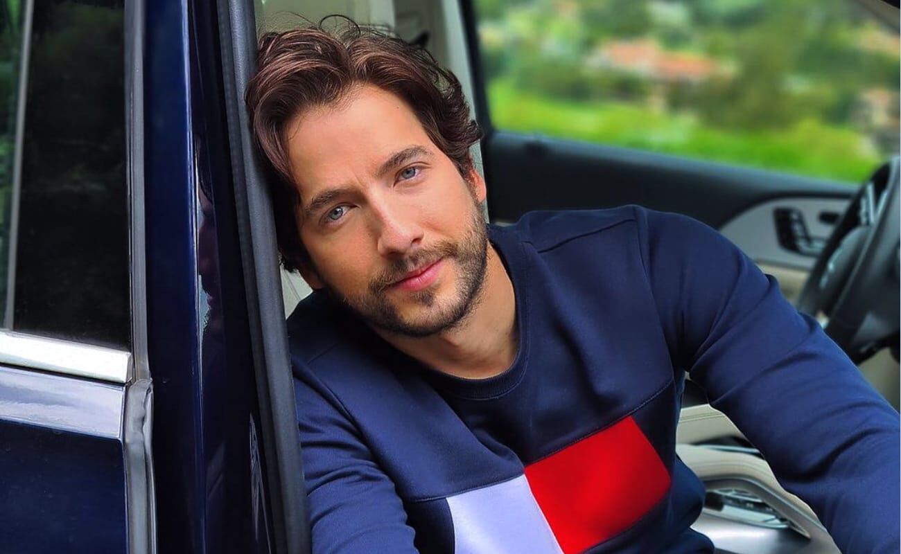 El actor Carlos Torres posa para las cámaras en un auto (Foto: Carlos Torres/Instagram)