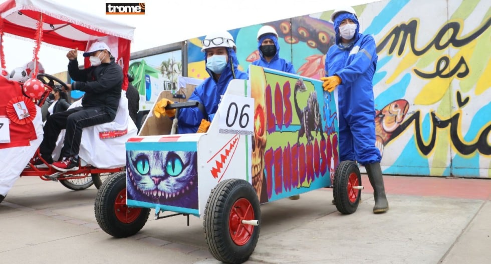 Carrera de 'carros locos' tuvo creativos diseños usando materiales reciclados en San Miguel. (Trome / Isabel Medina)