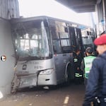 Metropolitano choca contra puente México