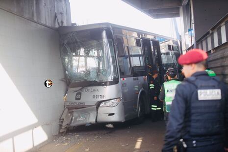 ¡PÁNICO EN LA VÍA EXPRESA! Bus del Metropolitano se estrella contra puente México y deja más de treinta h...
