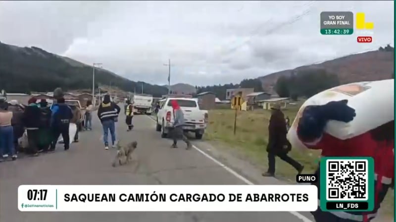 Saquean camión con contrabando en Puno. (Latina)