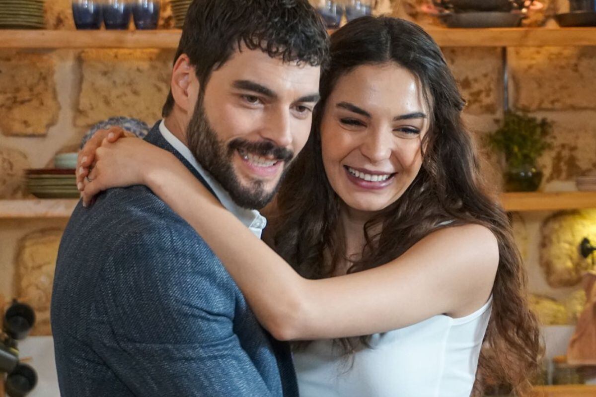 Akın Akınözü y Ebru Şahin, abrazados, en una escena de la telenovela turca (Foto: Mia Yapım)