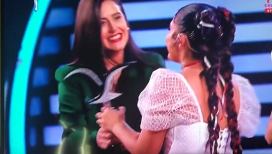 Milena Warthon levantó la Gaviota de Plata tras triunfar en competencia folclórica del Festival Viña del Mar. (Foto: TV Chile).