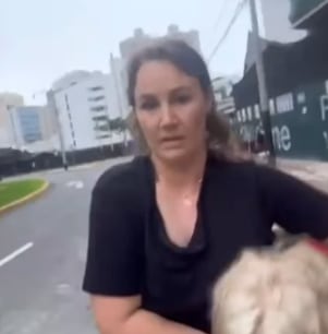 Mujer agrede a paseadora de perros
