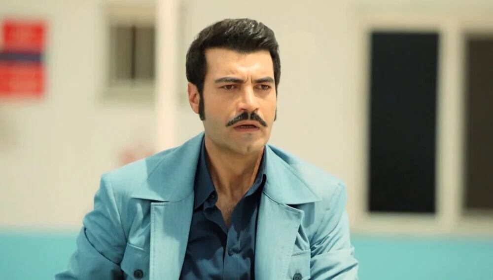 Demir, de traje turquesa, en uno de los últimso capítulos de la novela (Foto: Tims & B Productions)