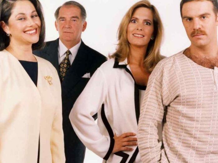 Como Mónica San Milán en Mirada de mujer de 1997 / Protagonistas: Angélica Aragón, Ari Telch y Fernando Luján.
Narra la historia de una ama de casa que se ocupa de su marido y sus tres hijos, pero que no es feliz con lo que hace y quiere cumplir los sueños que abandonó hace muchos años.