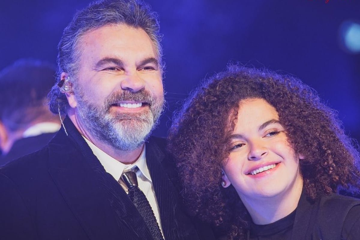 Manuel Mijares junto a su hija Lucerito en un concierto sinfónico (Foto: Manuel Mijares / YouTube)