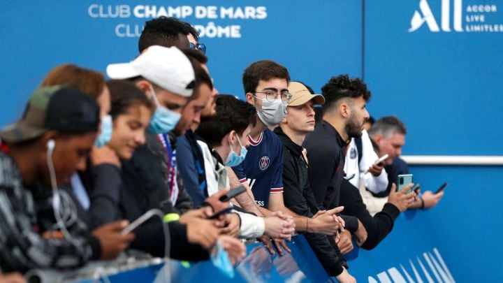 Imagen de fanáticos del PSG esperando por Lionel Messi. (Foto: AFP)