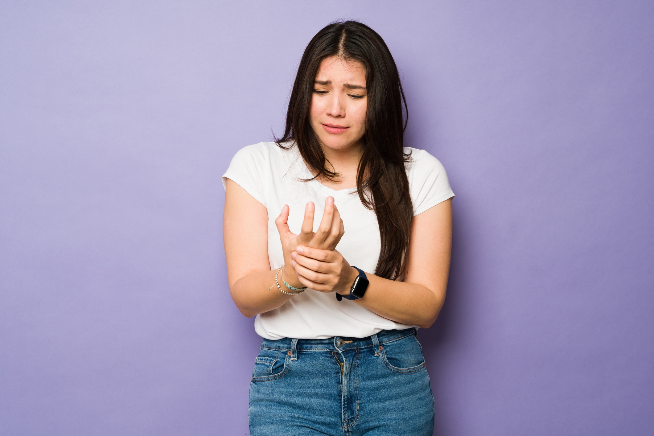 Las mujeres tienen más riesgo de desarrollar este síndrome porque tienen el túnel carpiano más estrecho y los cambios hormonales y la retención de líquidos durante el embarazo aumentan la presión sobre el nervio. Foto: Istock