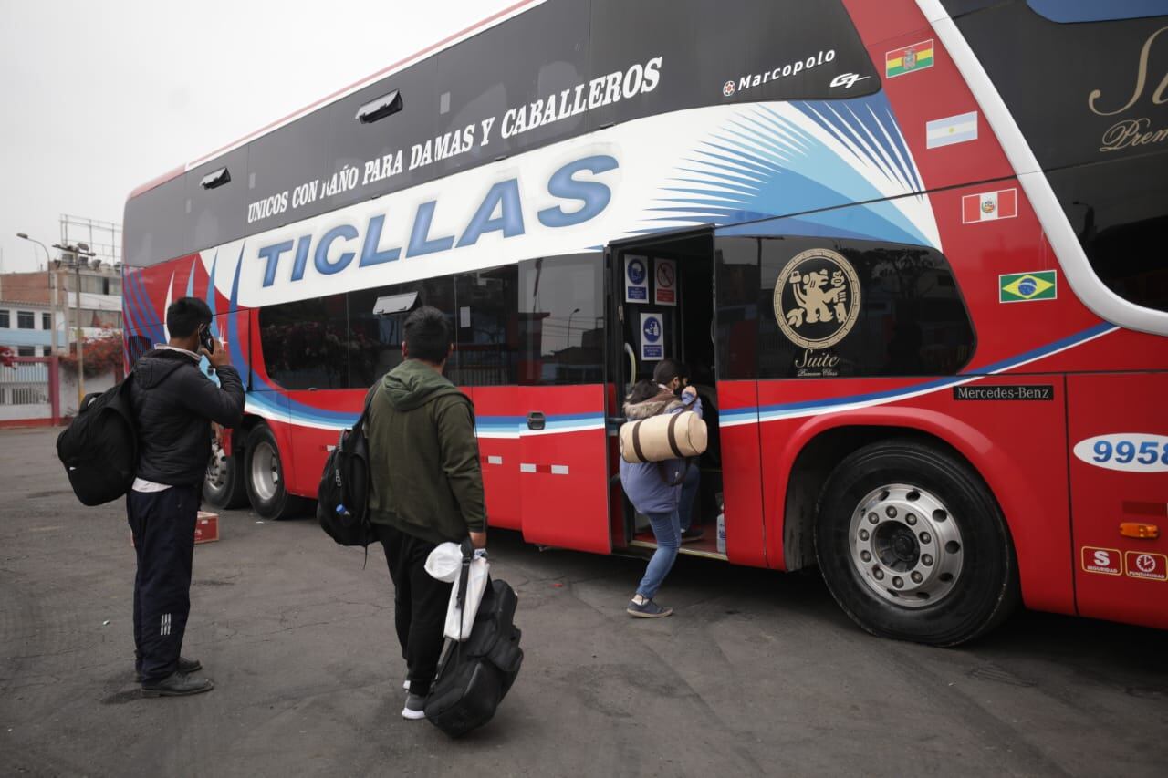 En el terminal terrestre de Yerbateros el control también fue minucioso por parte del personal de seguridad. (Foto: Britanie Arroyo / @photo.gec)