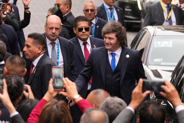 Javier Milei, presidente de Argentina, llega a la toma de mando de Keiko Fujimori como presidenta del Perú. Foto: AP Photo/Martin Mejia
