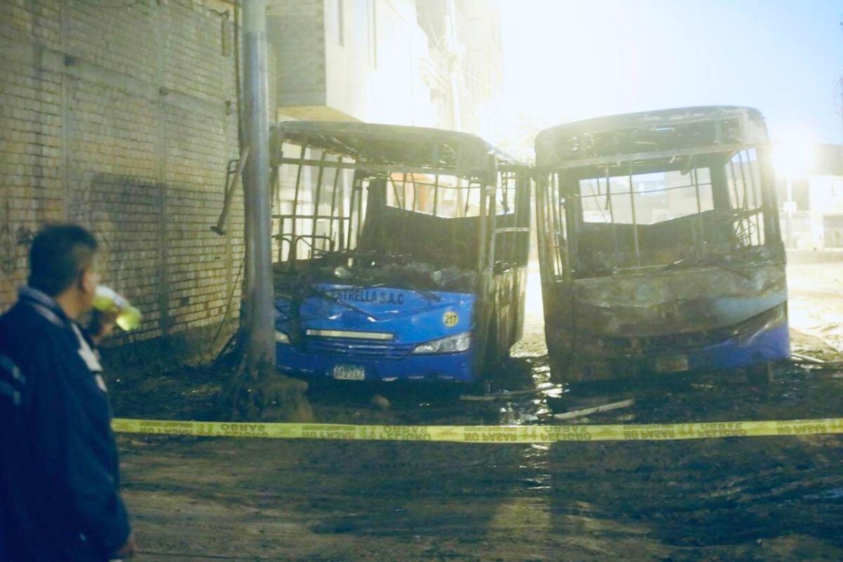 Dos buses fueron incendiaron en la avenida Pacasmayo en San Martín de Porres. Choferes denuncian extorsión. Fotos: @photo.gec
