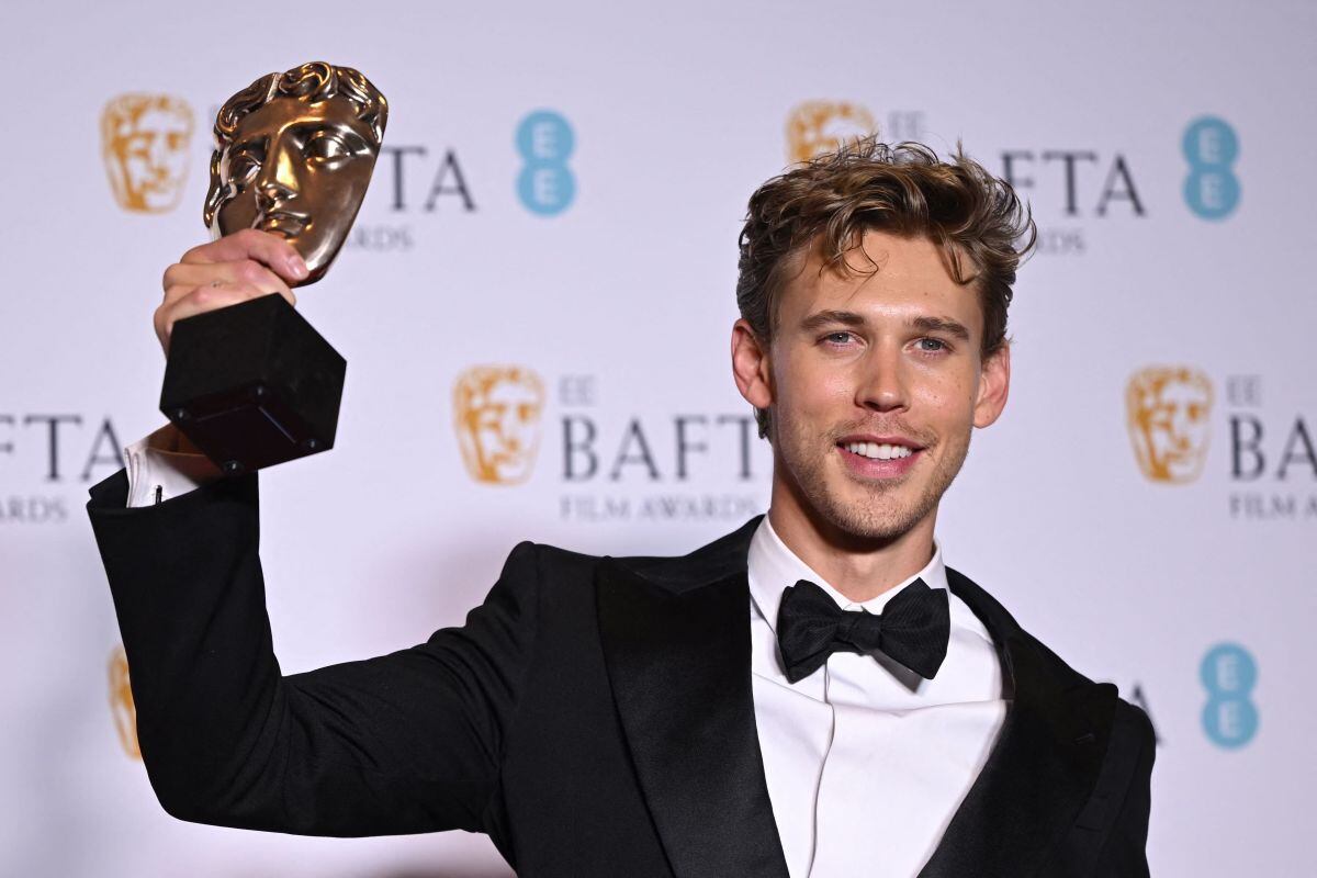Austin Butler posa con el premio por su papel en "Elvis" durante los premios BAFTA 2023 de la academia británica (Foto: AFP)