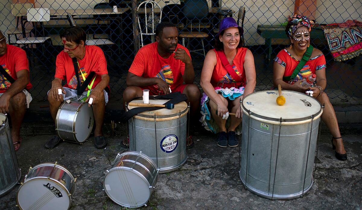 Miembros del grupo de carnaval callejero Loucura Suburbana esperan dentro del Hospital Psiquiátrico Municipal Nise da Silveira antes del desfile de carnaval, en el barrio Engenho de Dentro en Río de Janeiro, Brasil. (Foto: AFP)