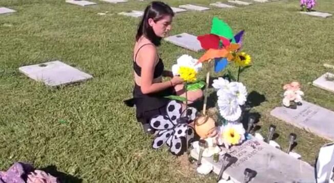 La tumba del actor siendo visitada por su novia (Foto: Liliana Collado)