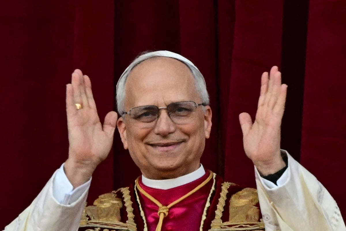 El papa León XIV, Robert Prevost, se dirige a la multitud en el balcón de la logia central principal de la Basílica de San Pedro, en el Vaticano, el 8 de mayo de 2025. (Tiziana FABI / AFP)