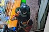 Piura: Cámara de seguridad registra roba de 80 mil soles a cambista | VIDEO