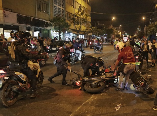 Caravana de motociclistas venezolanos recorren los alrededores del Estadio Nacional para alentar a la Vinotinto. Foto: Anthony Niño de Guzmán/ @photo.gec