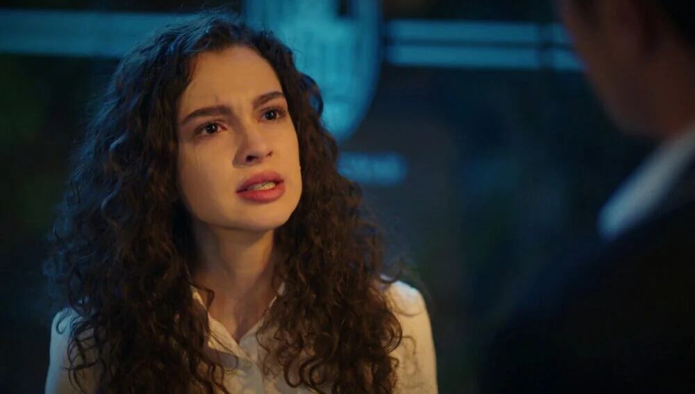 Asiye no puede lidiar con los celos de Doruk (Foto: NG Medya)