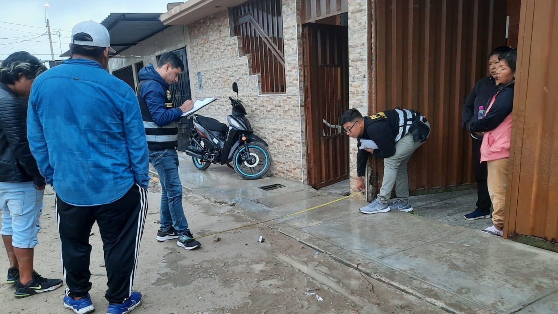 Piura: Agentes de Homicidios de la Divincri Piura llegaron a la escena del crimen para recoger evidencias.