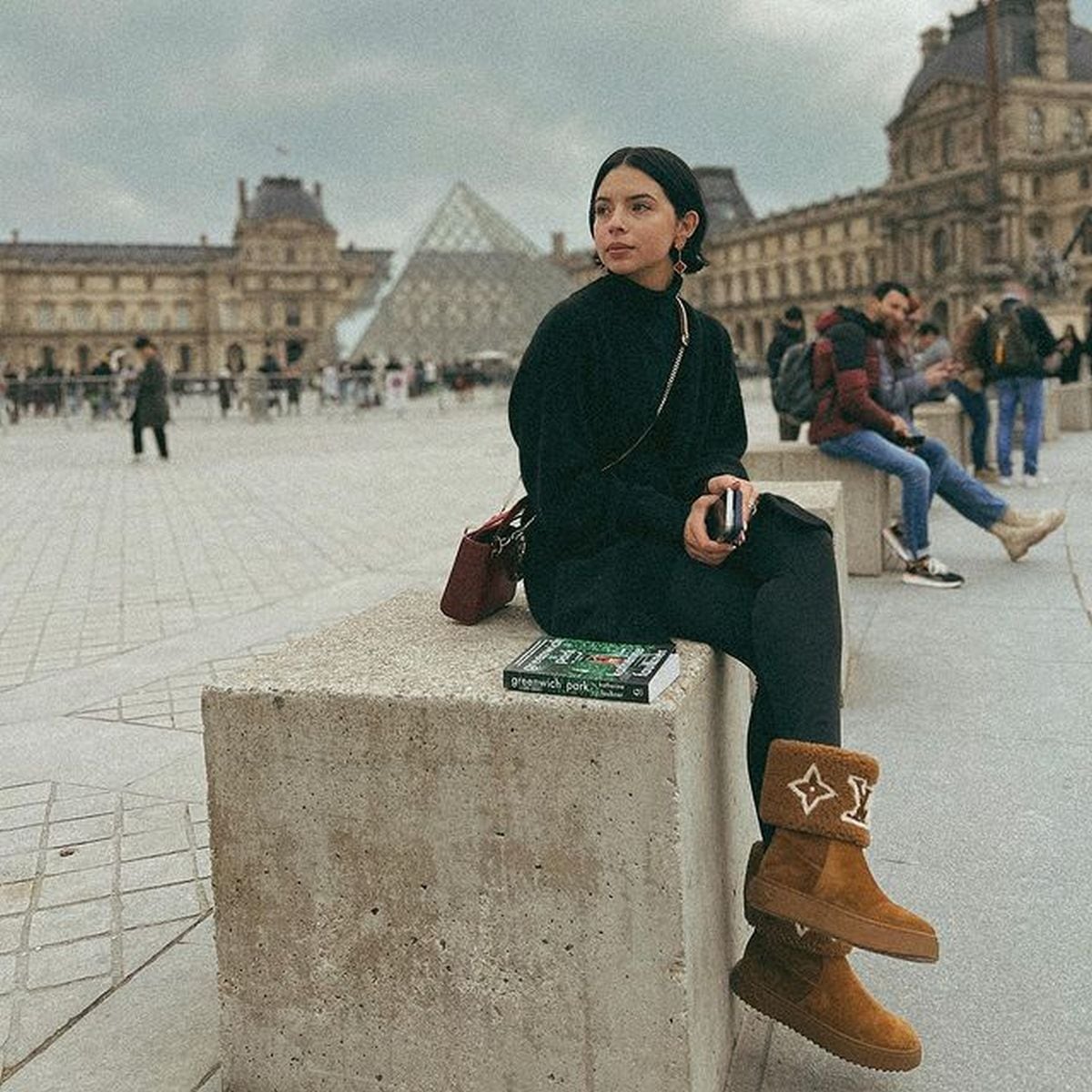 Con el fondo del Museo de Louvre y sus botas de Louis Vuitton (Foto: Ángela Aguilar / Instagram)