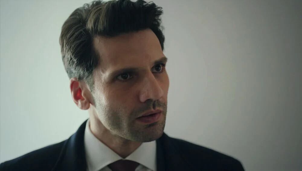 Ilgaz consigue la prueba del caso en la telenovela "Secretos de familia" (Foto: Ay Yapım)