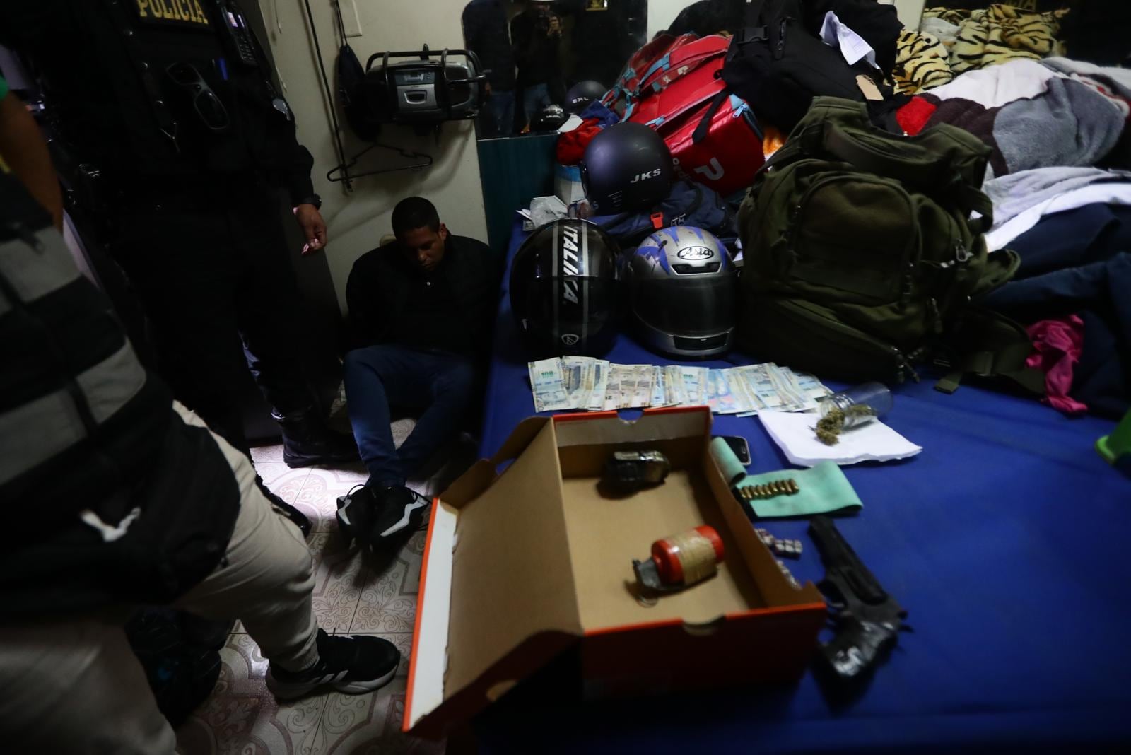 Sujeto fue intervenido en el cuarto donde se hospedaba. Allí había dos granadas de guerra. | Foto: Jesús Saucedo / Diario Trome