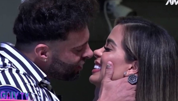 Renzon Spraggon y Vanessa López se dieron dos besos en La Casa de Magaly. (Captura ATV)