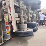 Dos muertos y cuatro heridos por choque de camión con poste