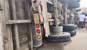 Ica: Dos fallecidos y cuatro heridos por despiste y choque de camión contra un poste | VIDEO