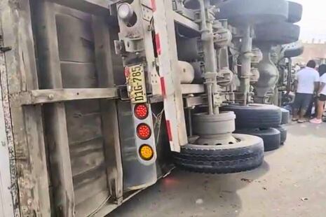 Ica: Dos fallecidos y cuatro heridos por despiste y choque de camión contra un poste | VIDEO