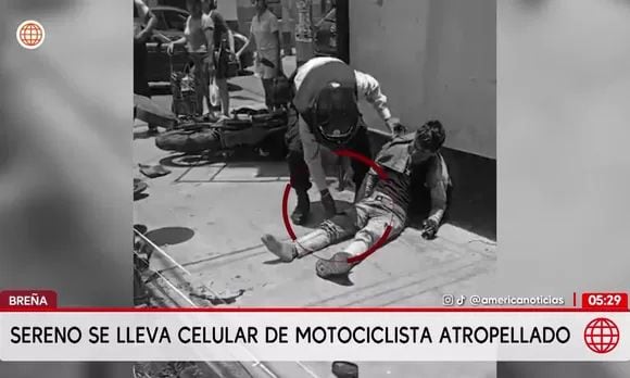 Sereno fue captado llevándose celular de motociclista accidentado en Breña. Foto: América Noticias